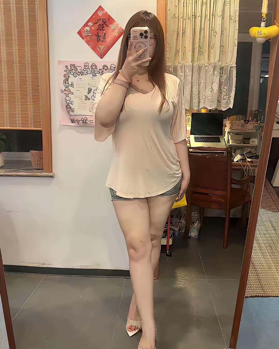 村里人都说表姐不正经！一个女孩子家家经常穿超短裤，超短裙，40多岁的人了依然单身