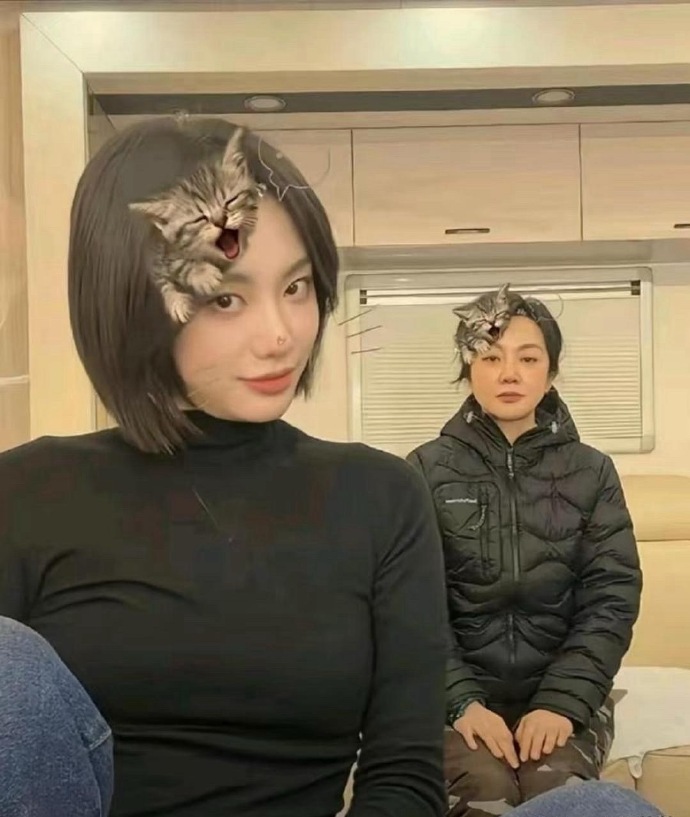 闫妮和她闺女，长得也太像了，她闺女可好看了。​​​