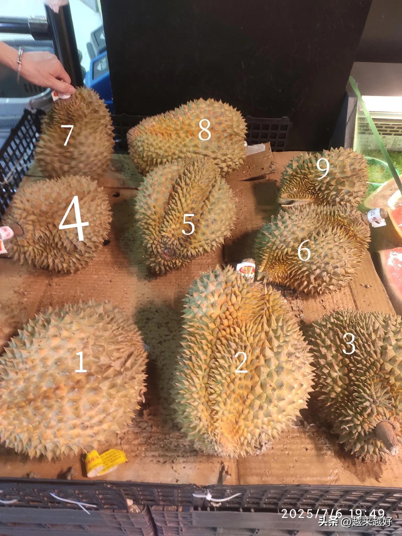 超市里面晚市的榴莲打特价了，卖17.8元一斤。我去看了一下，台面上一共有9颗被