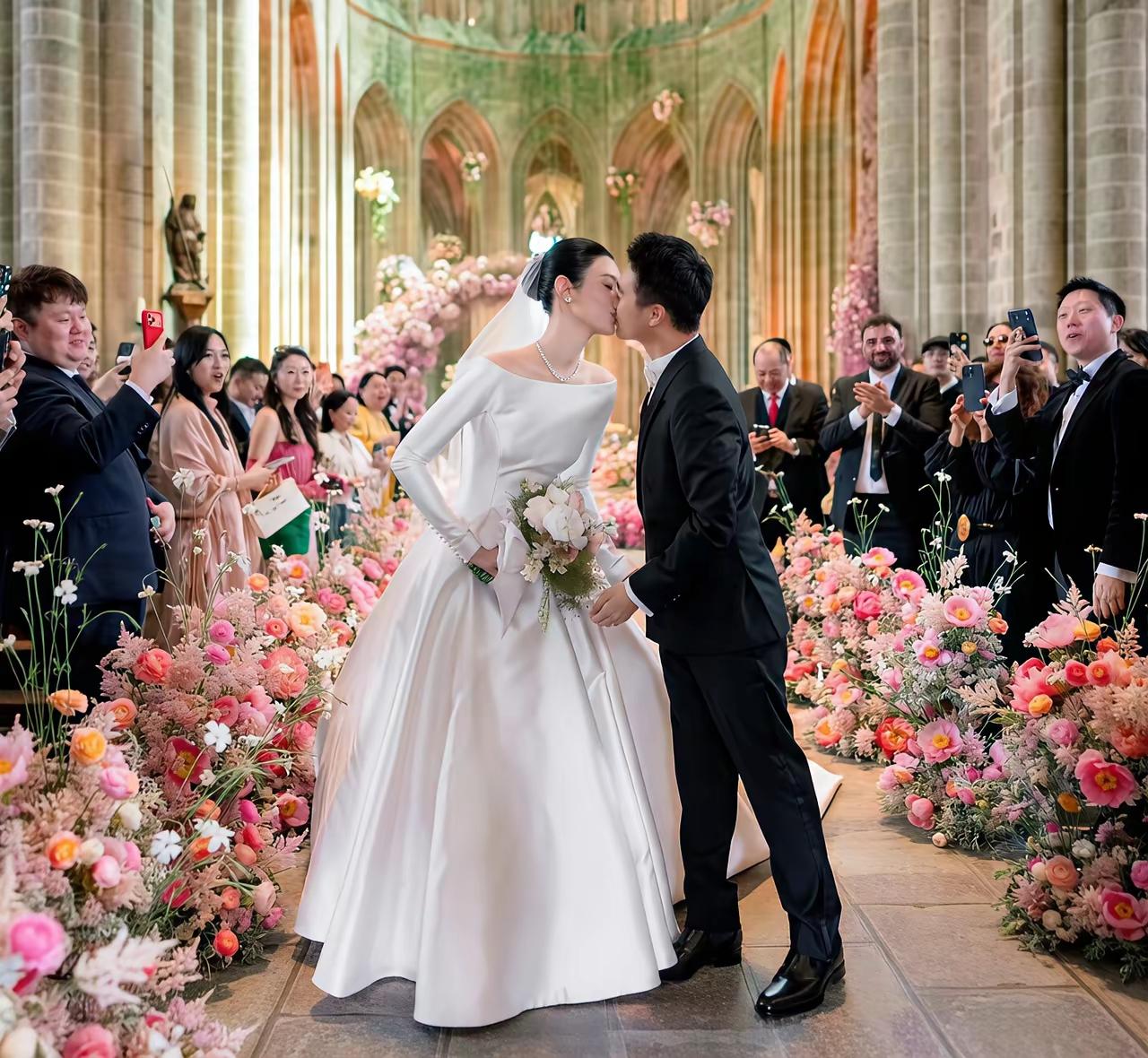 不得不服，超模就是美得惊人。即便结婚礼服是全素色的，也丝毫掩盖不了超模那顶级的身