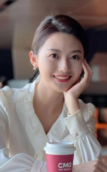 刘颢玥1991年出生于北京，毕业于中国传媒大学。作为CCTV4《远方的家》外景记