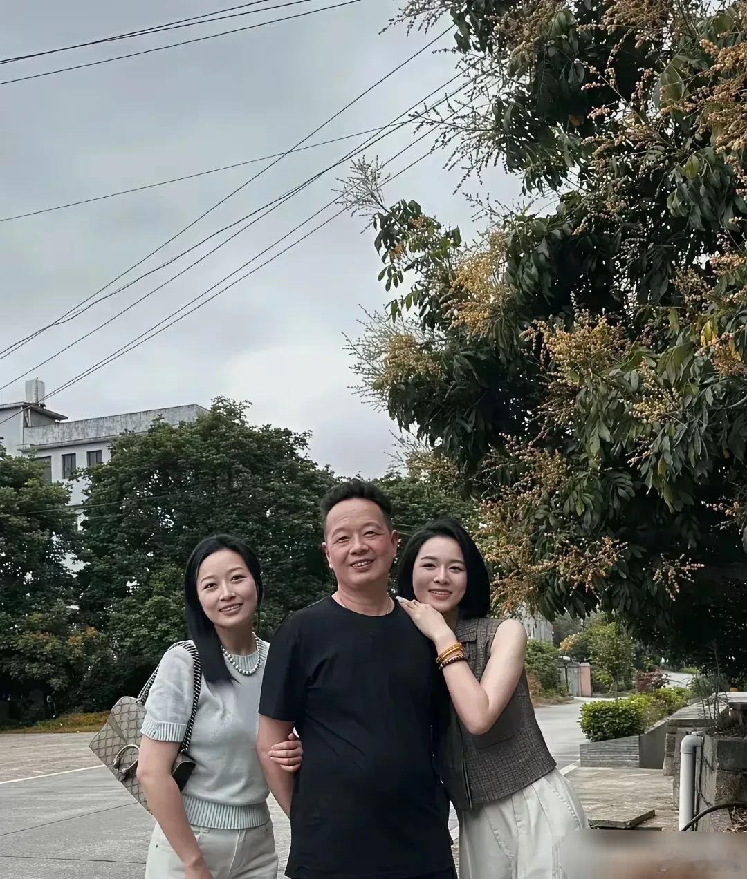 闺女都长那么大了，妈妈气质咋还这么好，牛啊！