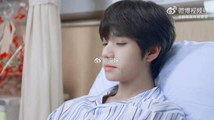 王橹杰接住了董洁的情绪戏被剧中病房名场面狠狠破防，付彬言劫后余生醒来与母亲对视，