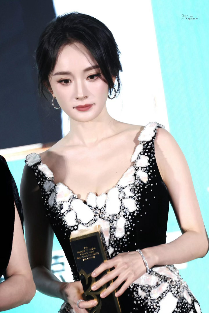 杨幂杨幂红毯造型总能展现独特美感，优越头身比例搭配精致五官，驾驭奢华礼服简约