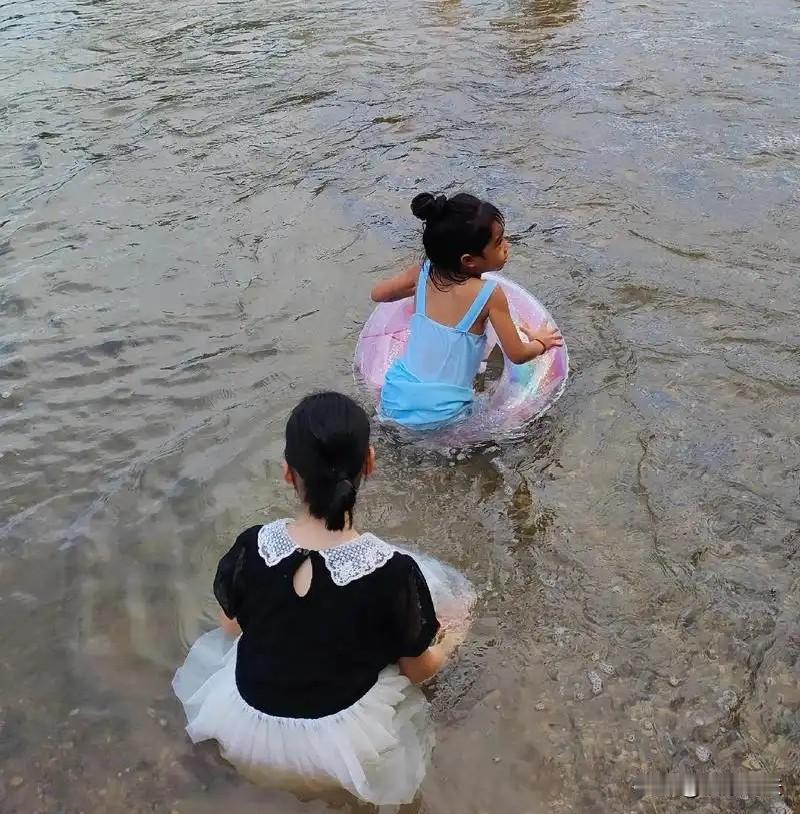 重庆，男子带着一儿一女去长江游泳，邻居家8岁小女孩硬要跟着去，男子本来不想带她，