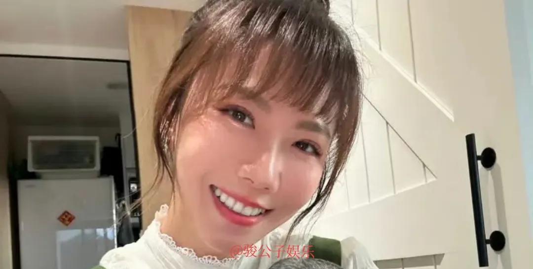 黑涩会美眉成员大牙于14日宣布离婚，她表示两人没有严重争吵，也没有第三者介入，形