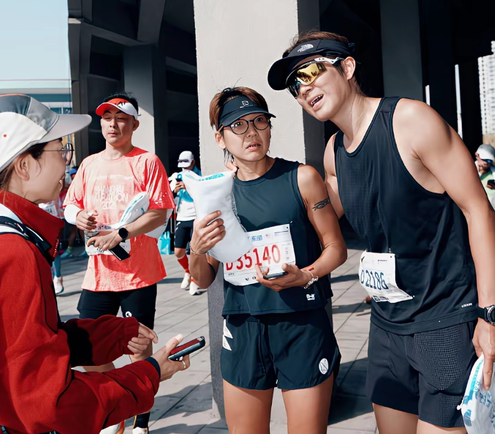 钟汉良和妹妹在上海跑马拉松，今天还是他51岁生日，全程只用了4小时1分就完赛，这