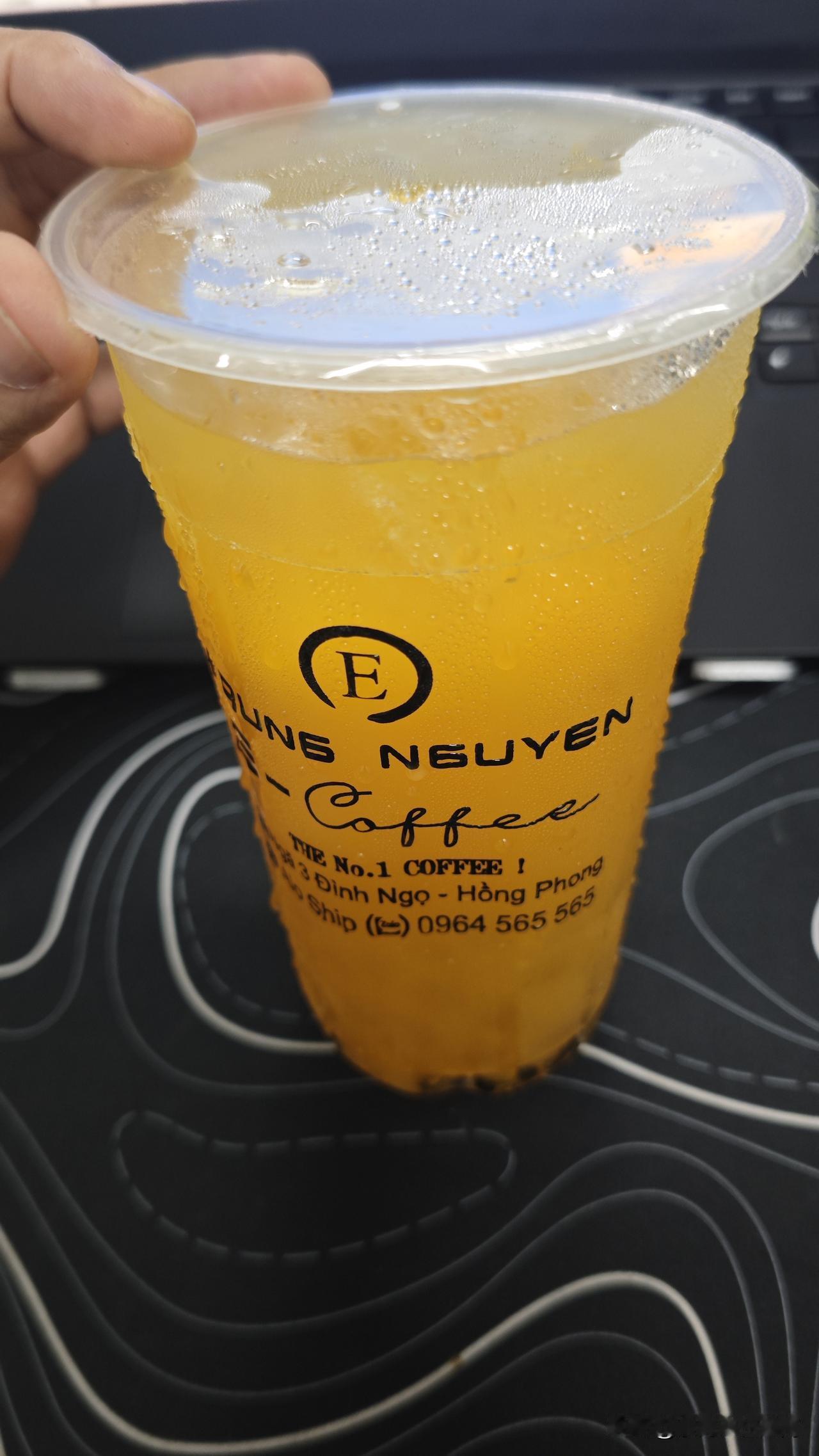 越南姑娘还是挺懂人情世故的。前阵子回国参加培训，越南同事姑娘找我帮忙，给国内的