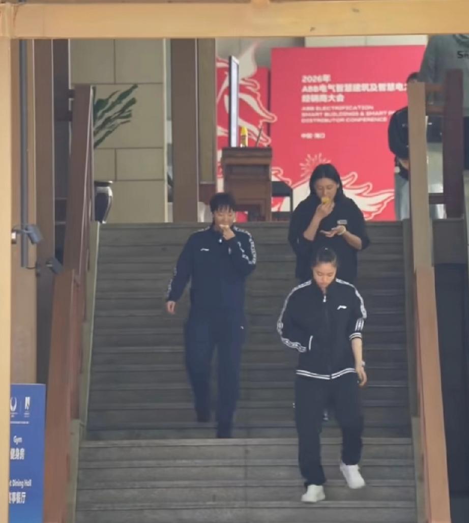 参加完国球进校园活动的王曼昱，与徐奕陈熠回酒店休息一会后就外出吃饭！估计大早上