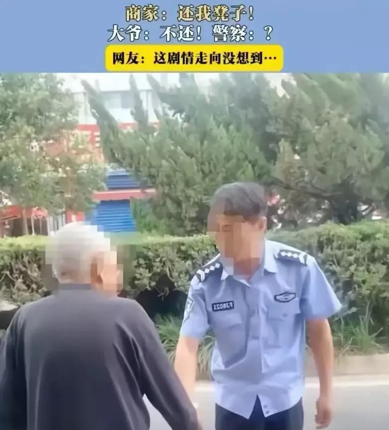 大千世界，无奇不有。照片中的老人是一位80多岁的河南老大爷。有一天他在一家餐馆