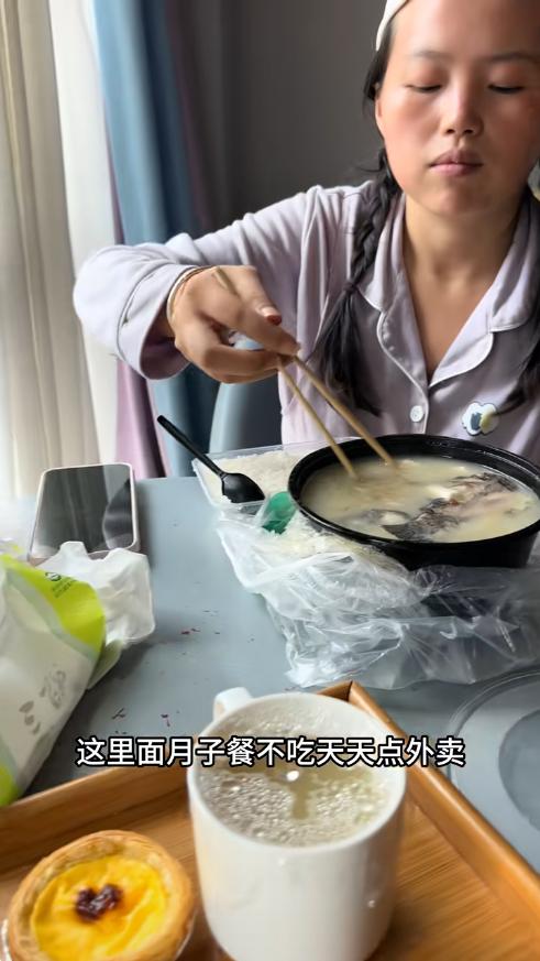 丈夫吐槽妻子几万块的月子中心住着，妻子却嫌月子餐不好吃吃不饱，天天点外卖，自己说