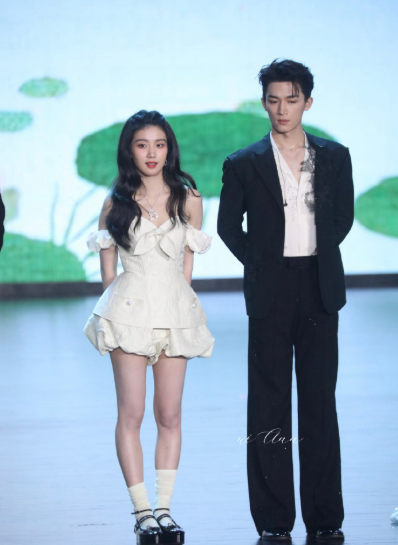 怪不得明星活动爱穿长裙呢，比例没那么好的人穿长裙真的会遮掉很多缺陷啊！