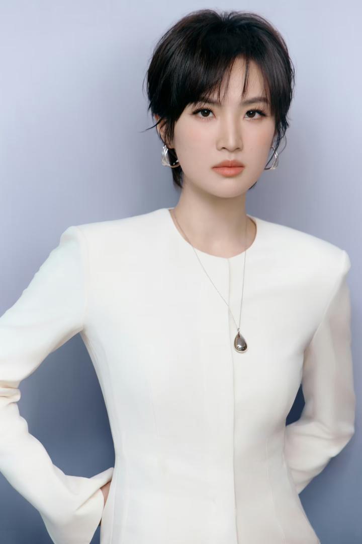 姚安娜不愧是华为二公主，连原名都这么“华为”，显得艺名有点太随意了，好像很常