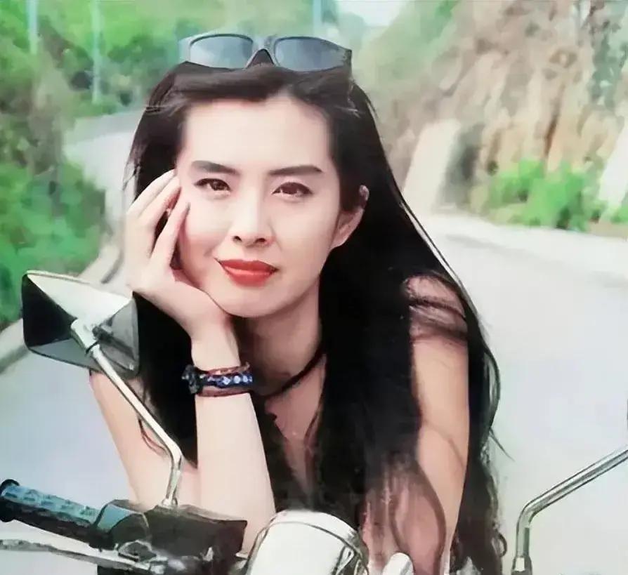 最近王祖贤一张59岁的素颜照，在网易总部被人拍了，不少人说双下巴明显，“仙气”没