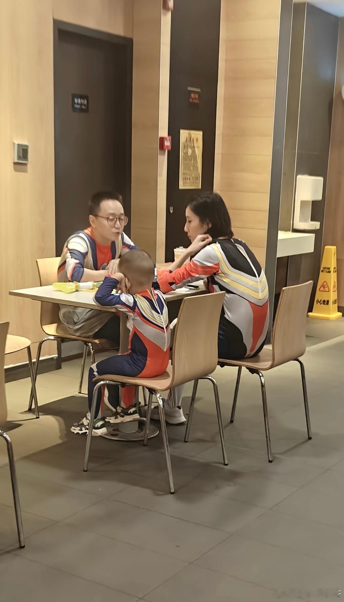 吃饭拍到了幸福的一家三口​​​