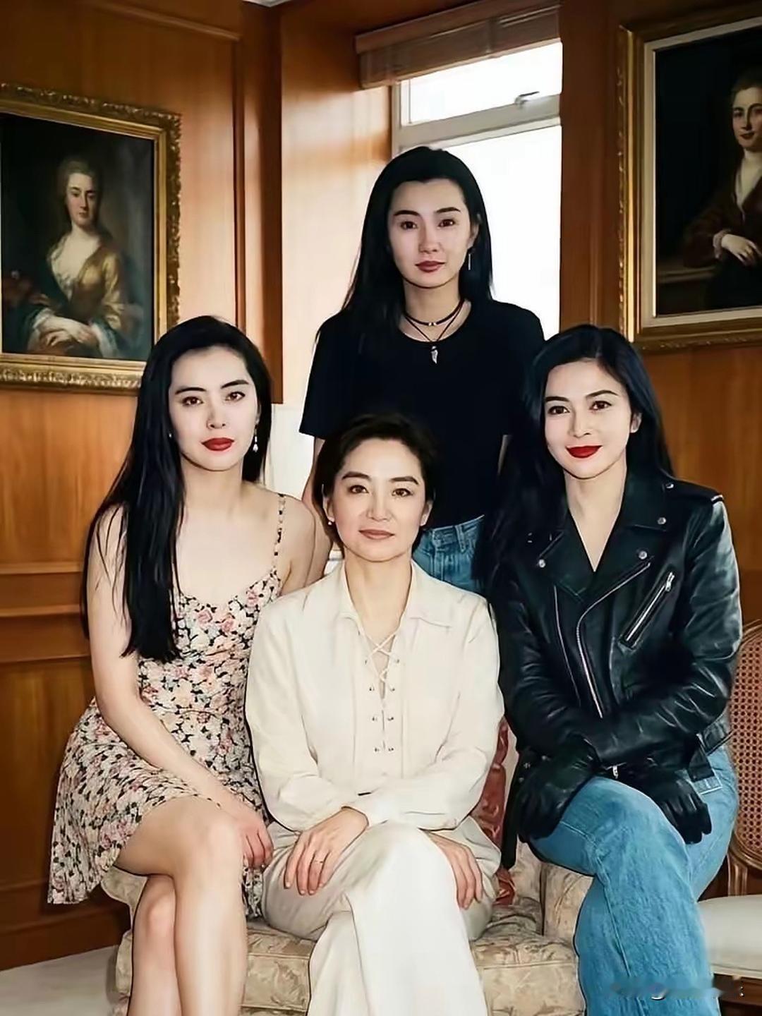 这是一张至今已有34年的老照片，这四位也太美了。知道她们是谁吗？