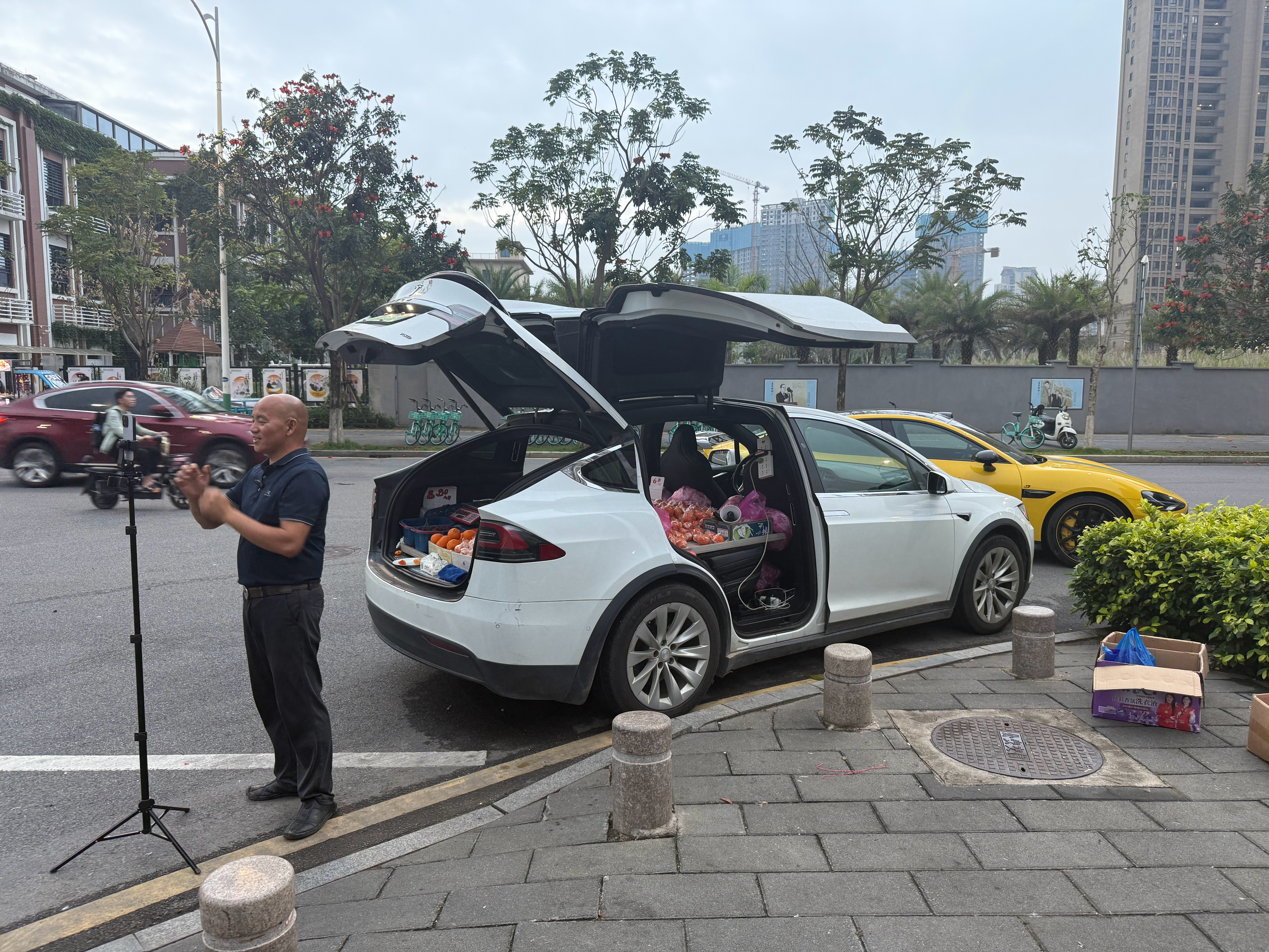 这两大哥，一个开ModelX一个开SU7Ultra在街边直播，一个卖水果，一个