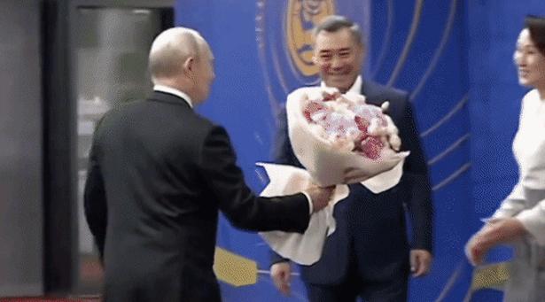 莫迪真是成了上合峰会的笑话了？！印度总理莫迪快步抢在俄罗斯总统普京身前，率先和东