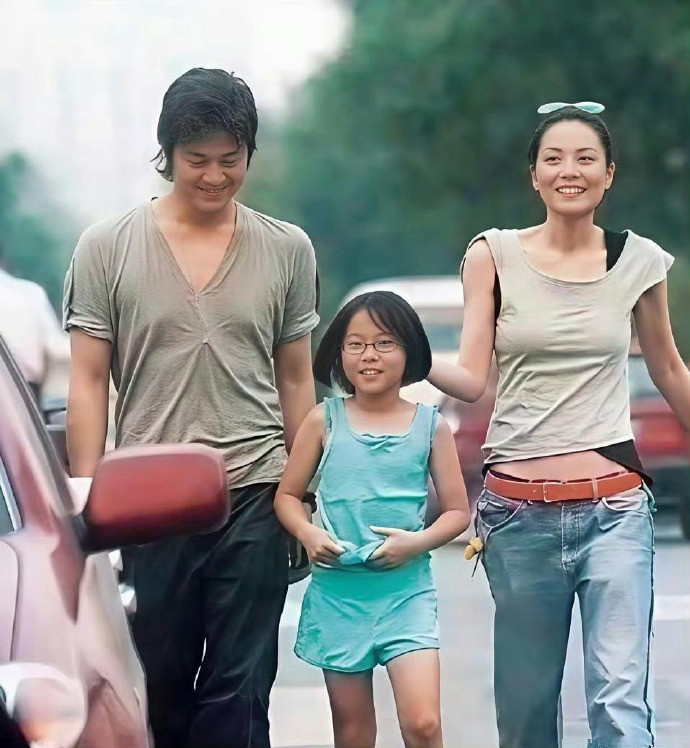 王菲和李亚鹏那时候老幸福了，开心的笑容，眼睛里都闪着光