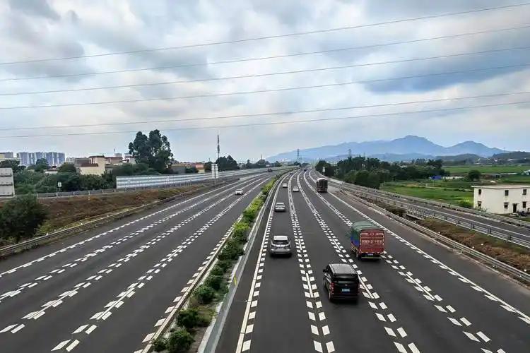 为什么高速公路不用水泥，而用沥青？一位60岁的包工头表示，80%的人不知道，一吨