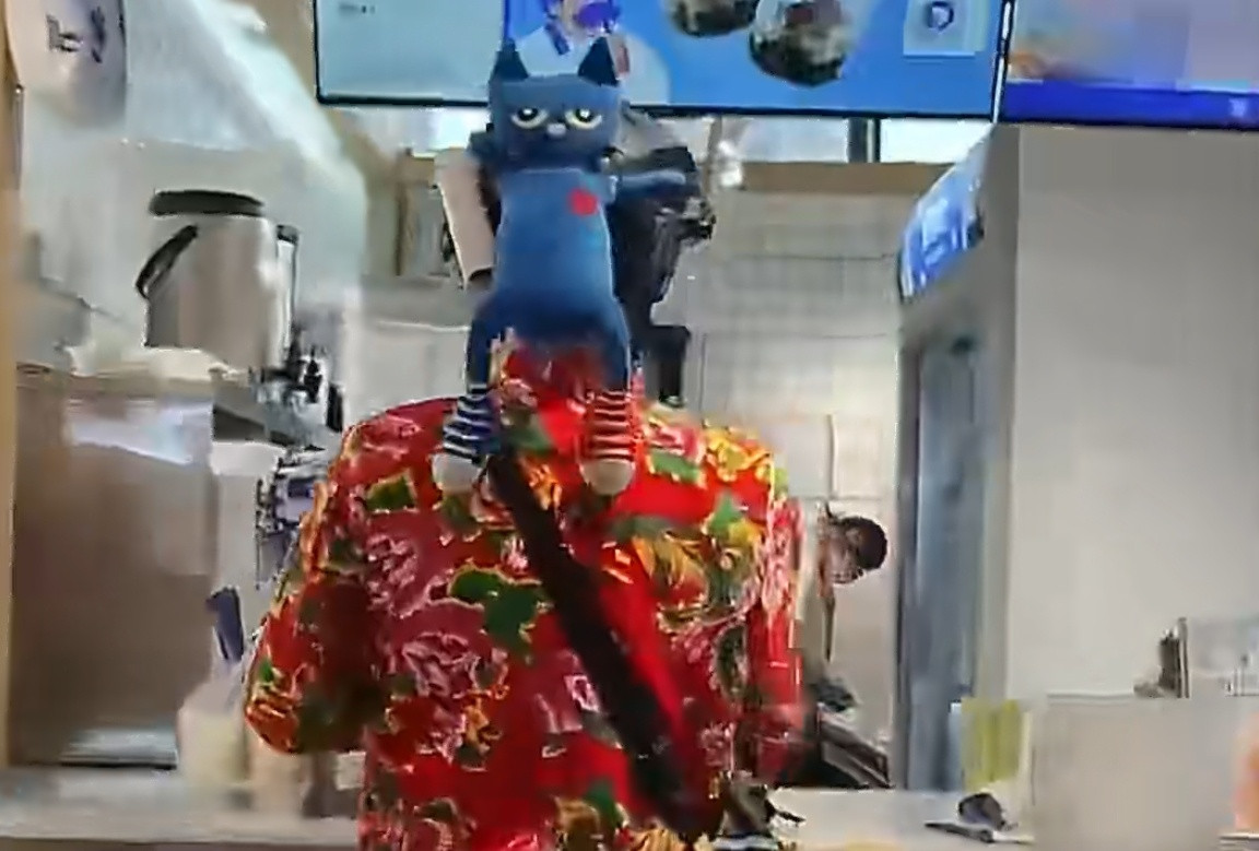 广西骑手大花袄变装黄金战甲从大花袄到黄金甲，这波变装简直绝了！小哥本来送爱心礼物