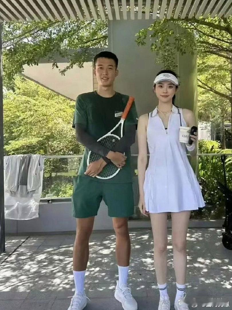 奚梦瑶镜头里颜值平平，线下真人却格外惊艳，五官气质都十分出众。