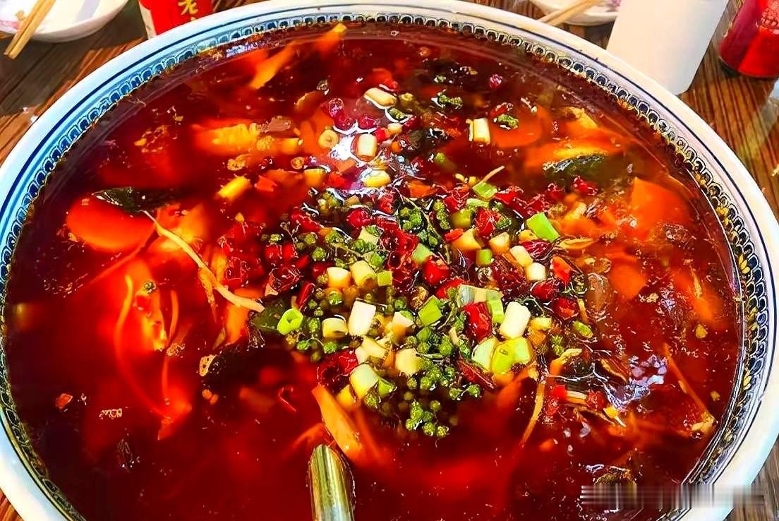 当朋友圈刷到一盆4500元的毛血旺时，重庆这口热油瞬间炸开。前脚潮汕天价猪肚汤