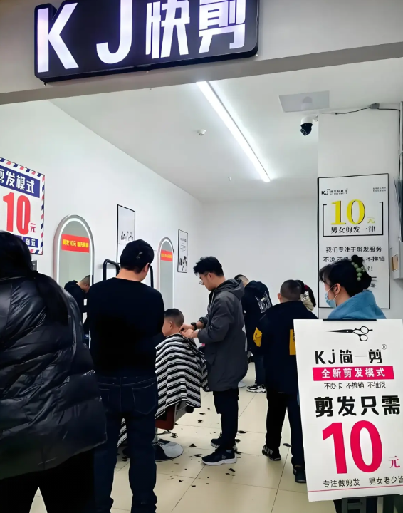 近期目测：三条街的理发店，男土单人剪头发超过五十以上的店子，生意冷清。店内除