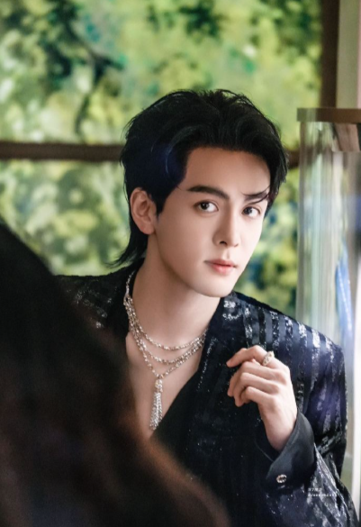 曾舜晞这个造型确实很有贵公子的感觉。一身黑西装搭配精致的项链，显得利落又矜贵。他