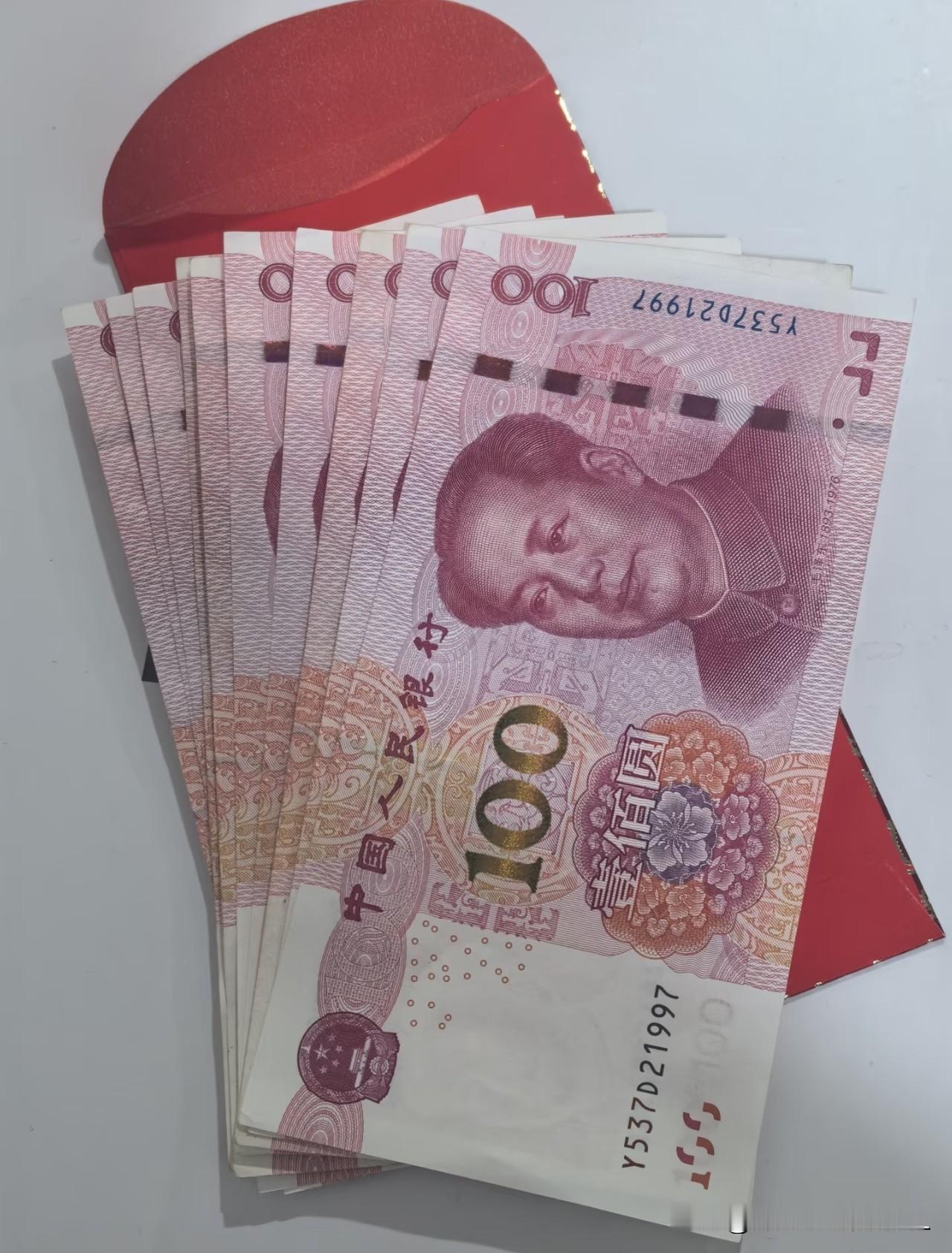 国庆回娘家，我给妈塞了两千块，她接得很顺，连句推辞都没有。后来弟弟回来，