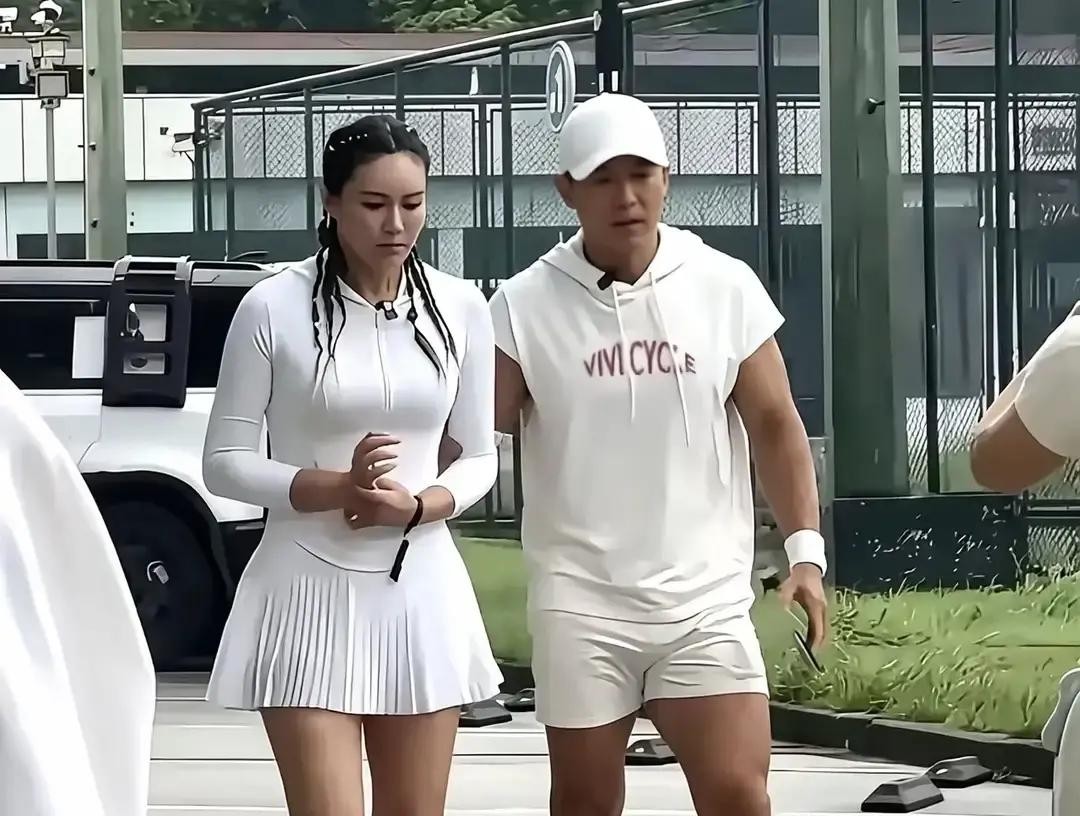刘畊宏的直播间，人到底是怎么跑光的？很多人说是因为带货，我觉得这事儿没说在根子上真正的答案，其实一直