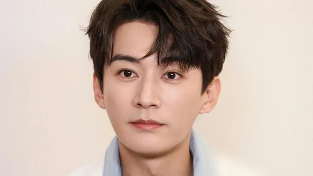 刘学义聊吴谨言，说人家“专业、可爱、戏里戏外反差大”，这话听着客气，细琢磨全是信息量。戏里虐得死去活