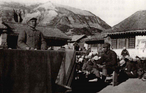 1937年，八路军政治部副主任邓小平到抗日军政大学作报告，校长林彪坐在台下，认真