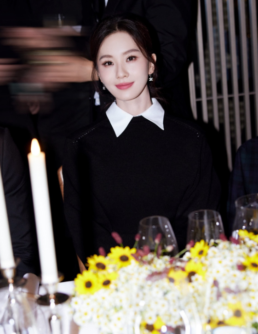 刘诗诗工作室放图，如天鹅般优雅。刘诗诗的优雅从容，让人感觉到松弛，舒服自然