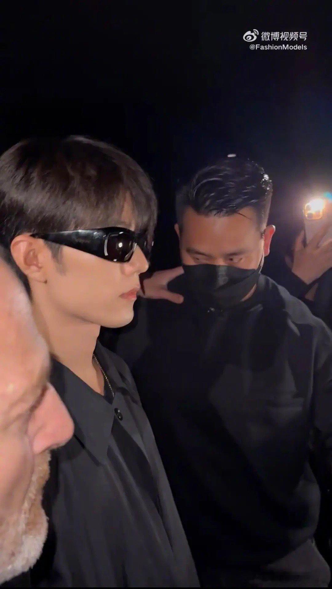 肖战震惊TODS老爷爷的翻盖手机肖战第二场秀生图，这颜值状态什么水平？