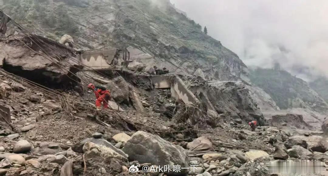 吉隆口岸大楼只剩钢筋骨架这破坏力太强了，那么大的楼啊，瞬间没了[裂开]​​​