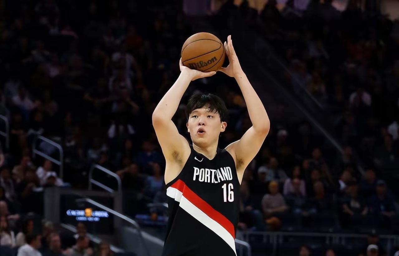 开拓者板凳席冰冷如铁。但克林根的眼睛在燃烧。28分钟，18分11板。篮下强起