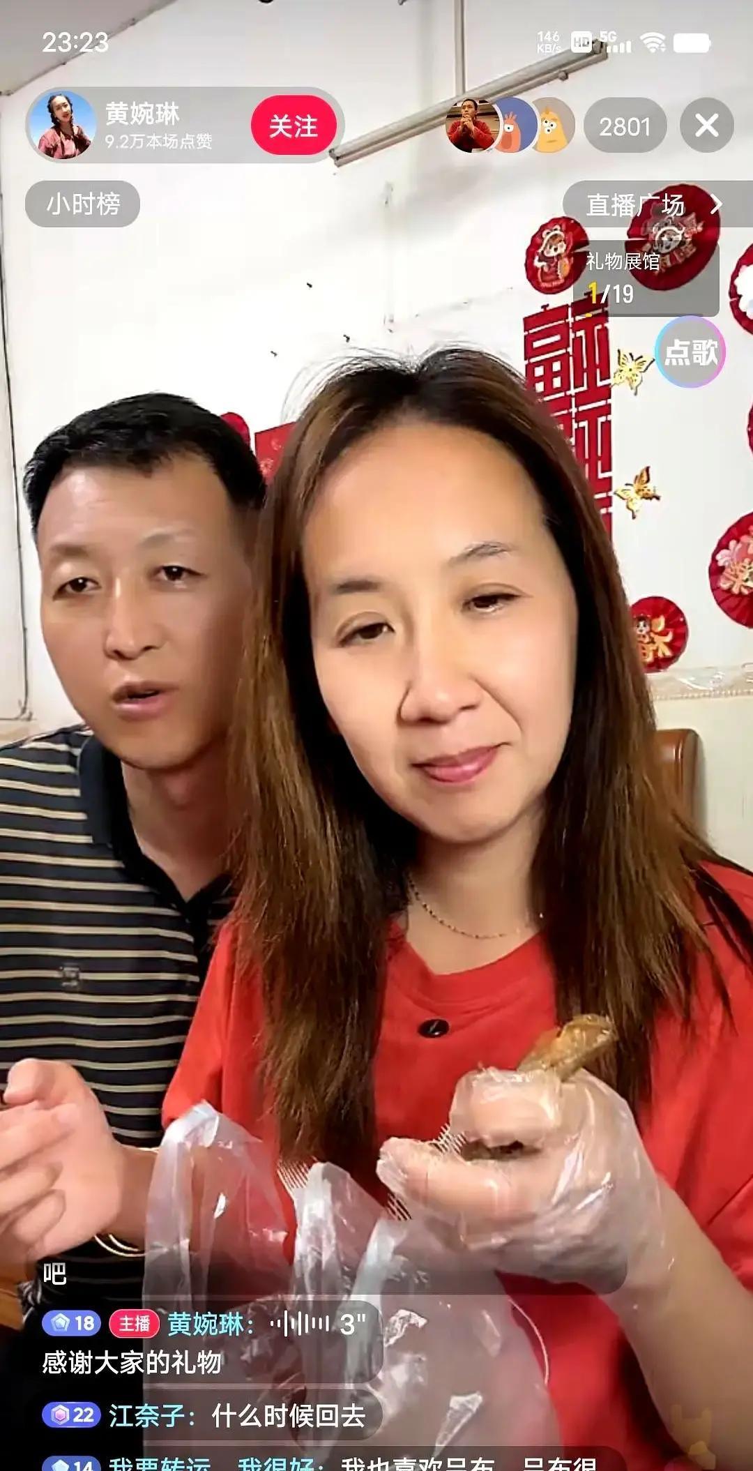 孩子开学都一个月了，她公公还在镜头前演“住不习惯想回家”。网友扒出时间线：孩子