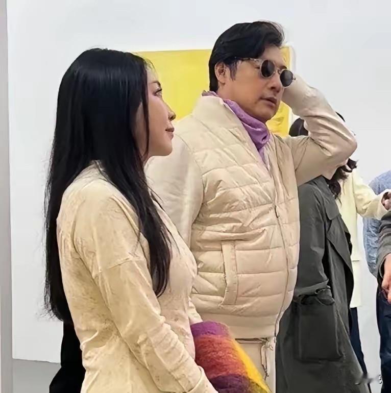 李湘前夫带长发美女看展，两人穿的好像情侣装，这一对离婚还是蛮体面的[捂脸哭]