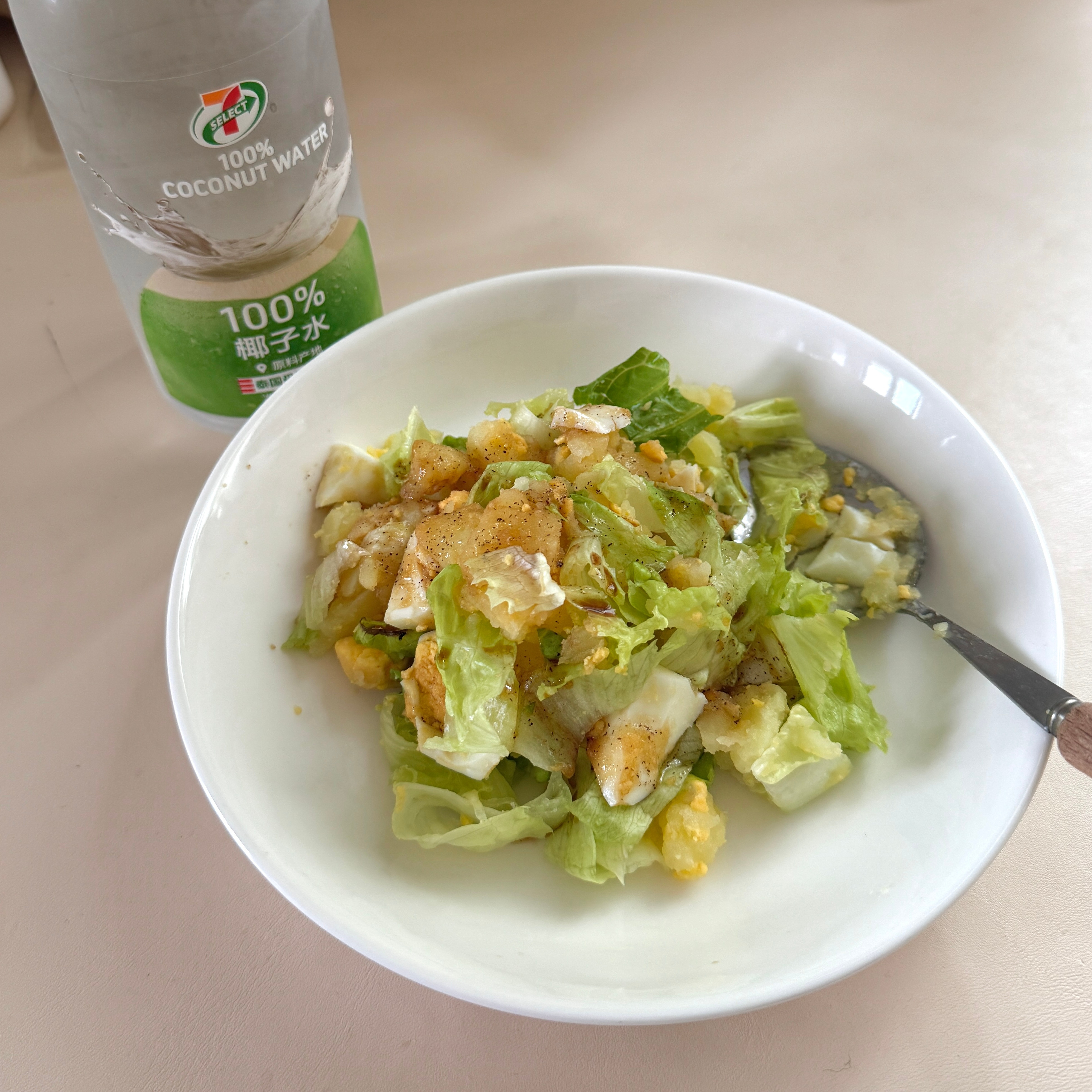 今天早上吃土豆鸡蛋生菜沙拉很好吃！😋​​​