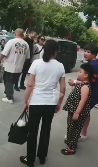 刚才刷到德云社董事长王惠领着儿子郭汾阳在天津德云社等车的视频。还有不少随行人员陪