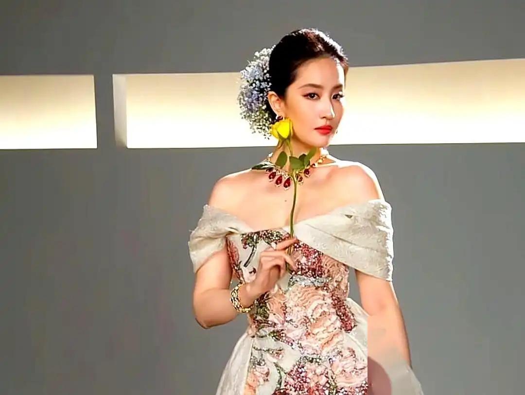 刘亦菲佩戴的花环式头饰，一直没人重视，后来宝格丽将其改为金色，并推出售价5800