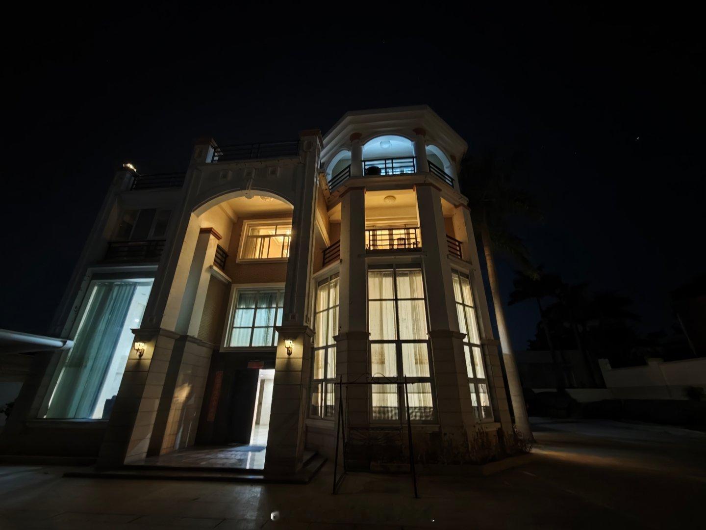 前天到泉州有点晚了，住进这个别墅民宿没多留意~但一进门被一台拉了花的MEGA所吸