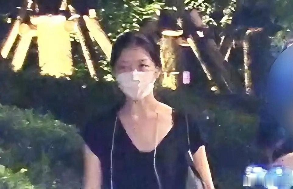 网友在河边偶遇到散步的李嫣，素颜生图看着真是神似李亚鹏，身材纤瘦走路外八很有王菲范儿​