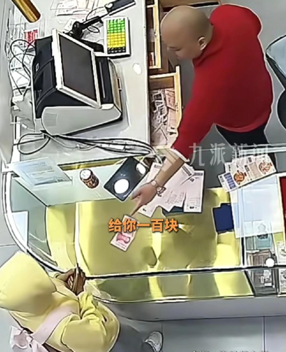 女子来到彩票店，老板本以为是来买彩票的，谁能想到，接下来女孩的举动让老板感动哭了