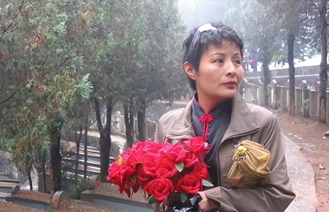 1984年，老山女兵因私自开枪为牺牲的战友送行，遭到开除，20年后她再次回来，用