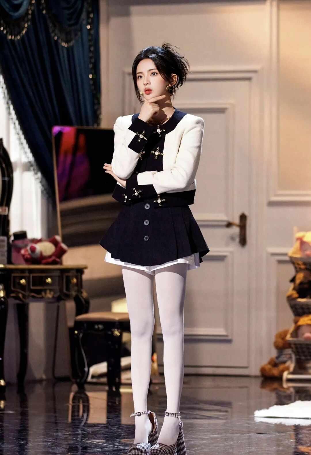 杨超越｜黑白小香风套装搭配白丝，少女感爆棚女明星杨超越美腿大长腿杨超越