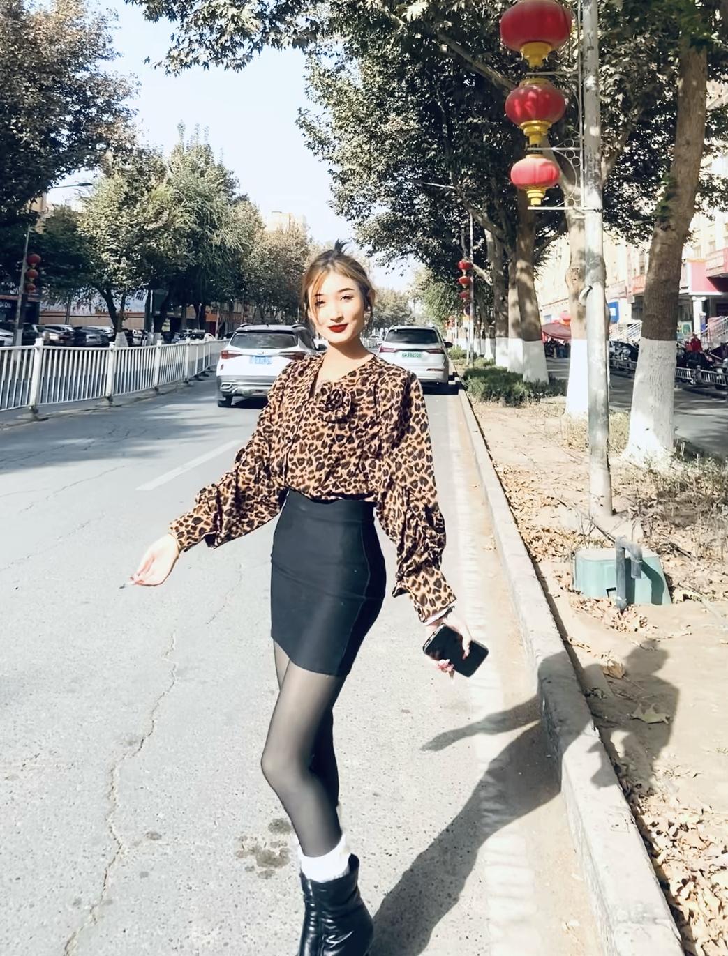 秋日街拍，豹纹上衣搭配黑色短裙，时尚感十足！👗👠🍂