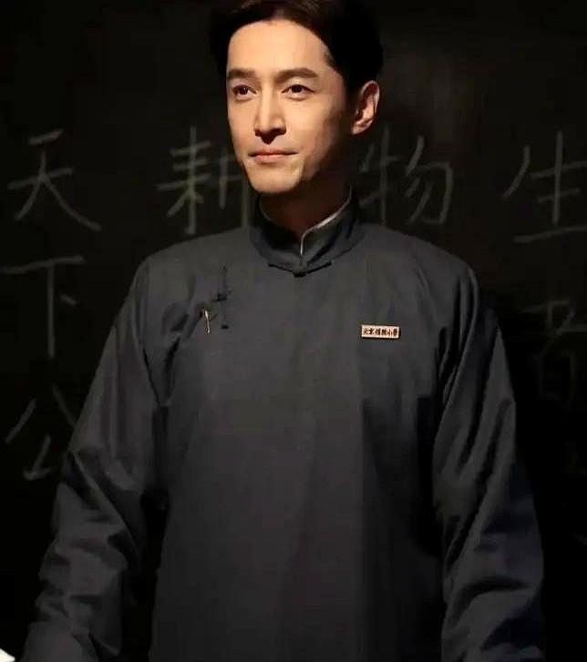 雷佳音凭直觉断定胡歌是特务，为了“抓特务”，他耗了四十年的时间。雷佳音拿着自己