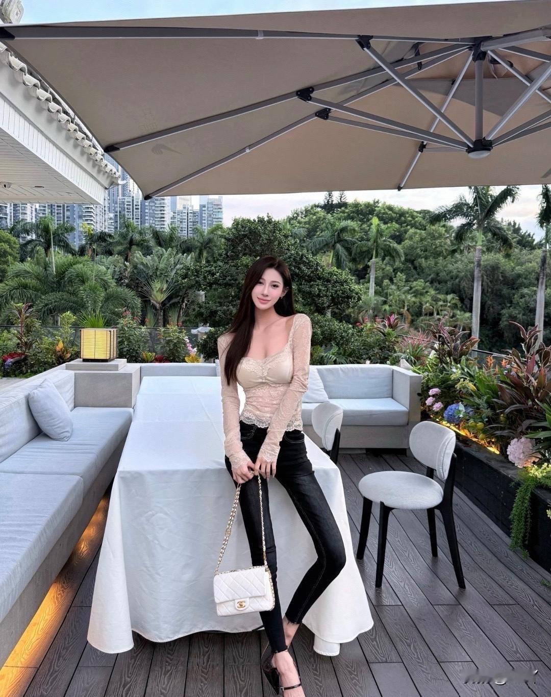 优雅后院漫步，蕾丝上衣与牛仔裤的完美搭配美少女美景分享分享一张外出拍的最美的照